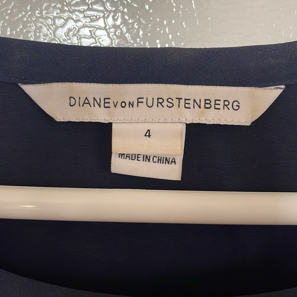 Diane Von Furstenberg Size 4 100% Silk Navy‎ and Pink Blouse - Picture 2 of 8